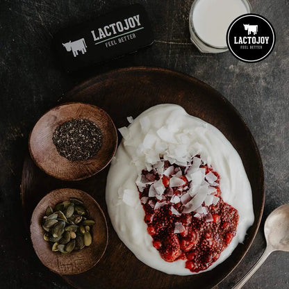 Yogurt con ingredienti salutari e LactoJoy come confezione con il logo nell'angolo in alto a destra